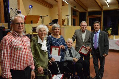 Von links Vorstandsmitglied Wieland Zimmerer ehrt Ruth Rieß (60 Jahre), Gisela Storz (25 Jahre), Willi Klee (50 Jahre), Edgar Lang (40 Jahre) und Vorstandskollege Heinz Krüger für 60 Jahre Mitgliedschaft. Es fehlt Ulrich Binder 50 Jahre.
