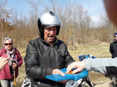 Unser Wegewart Johannes Kalker verteilt Schokolade
